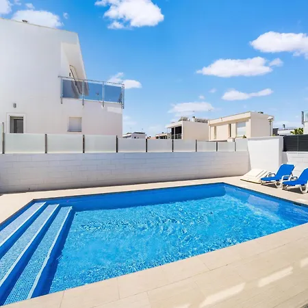 Sunny With Private Pool Vila