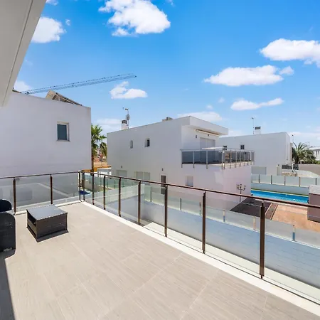 Sunny With Private Pool Vila